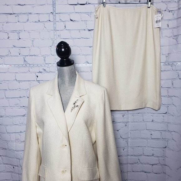 Tahari 3 Piece Set - Long Jacket with lovely brooch pin and skirt size 16 NWT - Picture 2 of 16